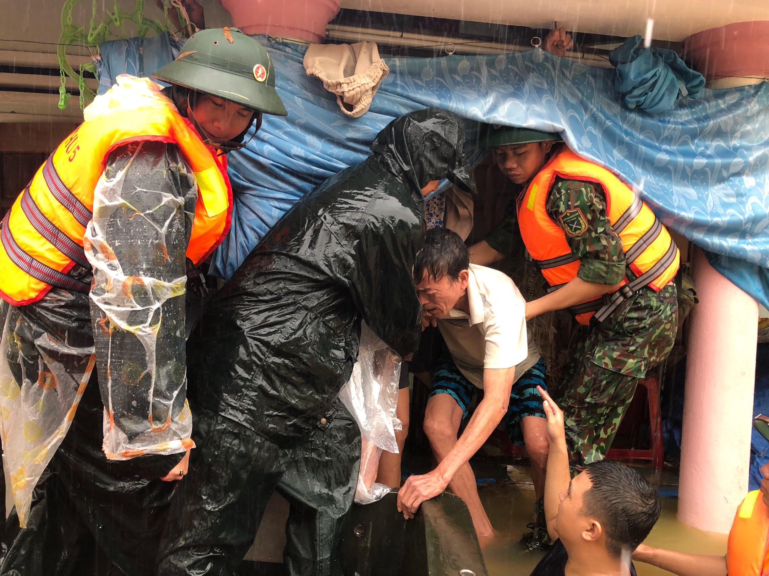 Sư đoàn 315 giúp dân trong mưa lũ